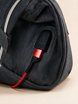 Ayviora Cloud Bag Storm - detail USB-oplaadpoort