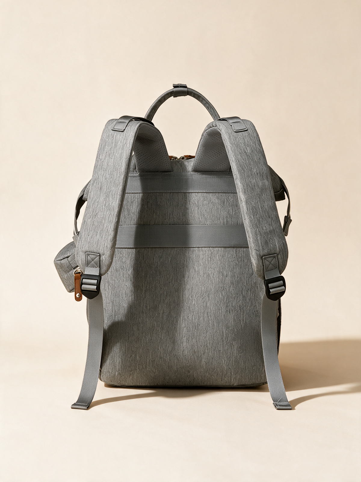 Ayviora Cloud Bag Stone - achterkant met draagriemen