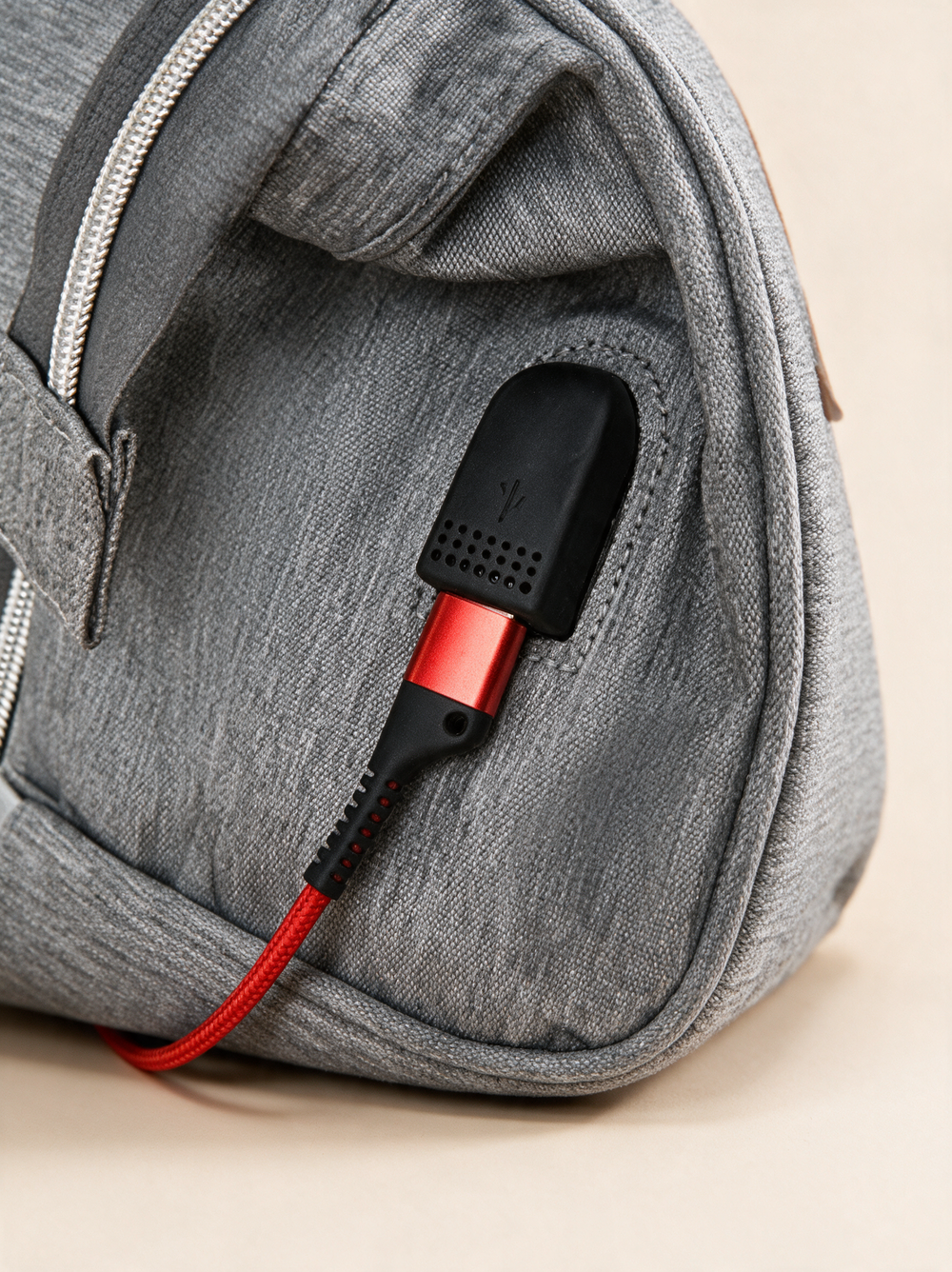 Ayviora Cloud Bag Stone - detail USB-oplaadpoort