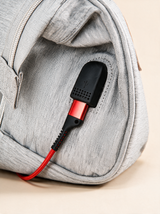 Ayviora Cloud Bag Pearl - detail USB-oplaadpoort