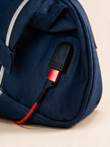 Ayviora Cloud Bag Navy - detail USB-oplaadpoort