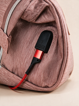 Ayviora Cloud Bag Rose - detail USB-oplaadpoort