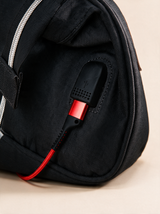 Ayviora Cloud Bag Noir - detail USB-oplaadpoort