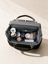 Ayviora Nest Bag Stone/Noir - geopend met alle vakken zichtbaar