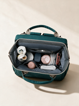Ayviora Nest Bag Pine - geopend met alle vakken zichtbaar