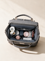 Ayviora Nest Bag Stone - geopend met alle vakken zichtbaar